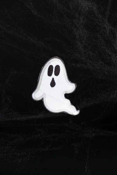 Przerażający Biały Duch Lata Czarnym Tle Pajęczyną Pocztówką Halloween — Zdjęcie stockowe