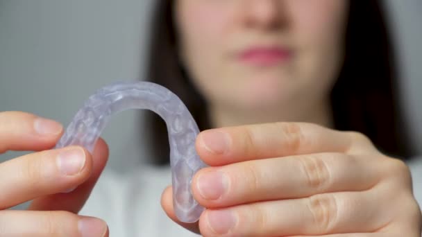 Uma Mulher Mostrando Protetor Bucal Dental Tala Para Tratamento Disfunção — Vídeo de Stock