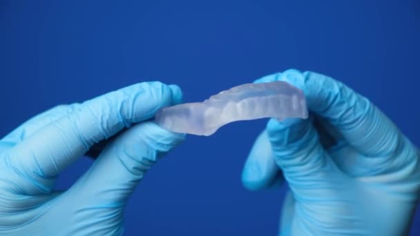 Zahndurchsichtiger Mundschutz Aus Kunststoff Schiene Zur Behandlung Von Kiefergelenkstörungen Bruxismus — Stockvideo