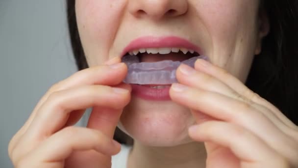 Γυναίκα Βάζει Στο Στόμα Της Οδοντικό Προστατευτικό Νάρθηκα Για Θεραπεία — Αρχείο Βίντεο