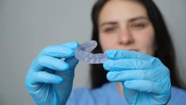 Γιατρός Κρατώντας Οδοντικό Προστατευτικό Νάρθηκας Για Θεραπεία Της Δυσλειτουργίας Των — Αρχείο Βίντεο