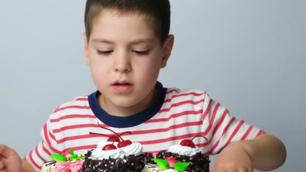 Przedszkolak Koszulce Paski Przygotowuje Się Zjedzenia Wielkiego Pysznego Ciasta — Wideo stockowe