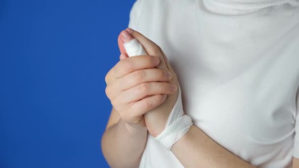 Травма Пальця Пов Язка Руці Синьому Фоні Перелом Тріщина Кістки — стокове відео