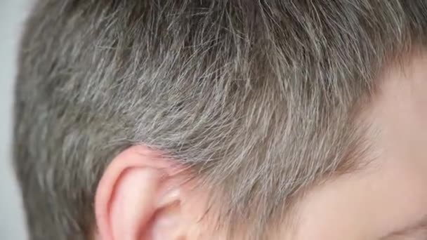 Gri Saçlı Bir Adam Şakaklarında Gri Saç Gösteriyor Saç Bakımı — Stok video