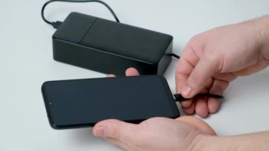 Bir cep telefonunu güç bankasına bağlamak. Güç bankalarından aletler şarj ediliyor