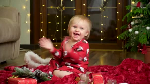 Egy Másfél Éves Édes Lány Tapsol Kezével Füzér Karácsonyfa Karácsony — Stock videók