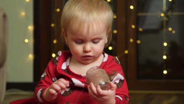 Sarışın Küçük Bir Kız Çocuğu Noel Oyuncakları Bokeh Çelenkleri Çocuklar — Stok video