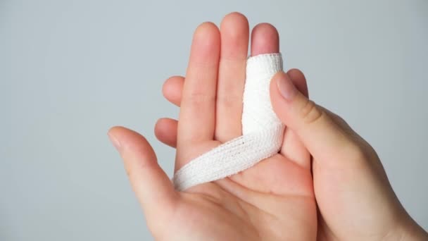 Parmakta Yaralanma Kolda Beyaz Bir Arka Planda Bandaj Kırık Kemikte — Stok video