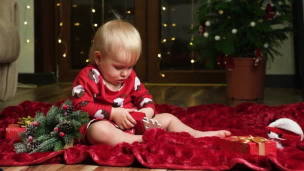 Sarışın Küçük Bir Kız Çocuğu Noel Oyuncakları Bokeh Çelenkleri Çocuklar — Stok video