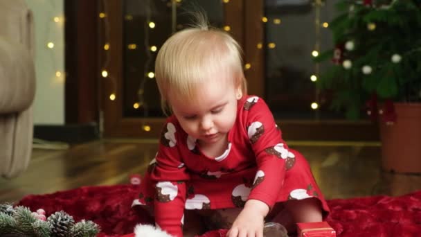Piękna Mała Roczna Dziewczynka Blond Włosami Bawiąca Się Zabawkami Świątecznymi — Wideo stockowe