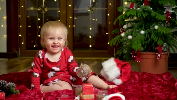 Schöne Kleine Einjährige Mädchen Mit Blonden Haaren Spielen Weihnachtsspielzeug Bokeh — Stockvideo