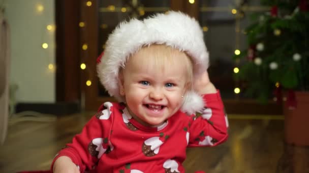 Bir Yaşında Mavi Gözlü Noel Elbiseli Güzel Bir Kız Noel — Stok video