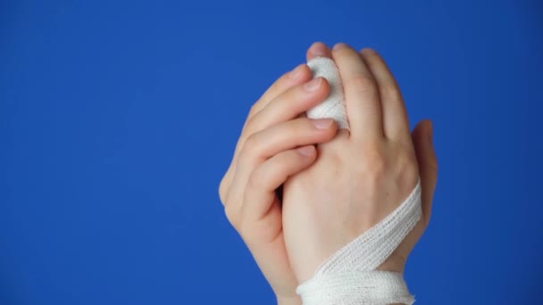 Verletzung Finger Verband Arm Auf Blauem Grund Fraktur Knochenbruch Trauma — Stockvideo