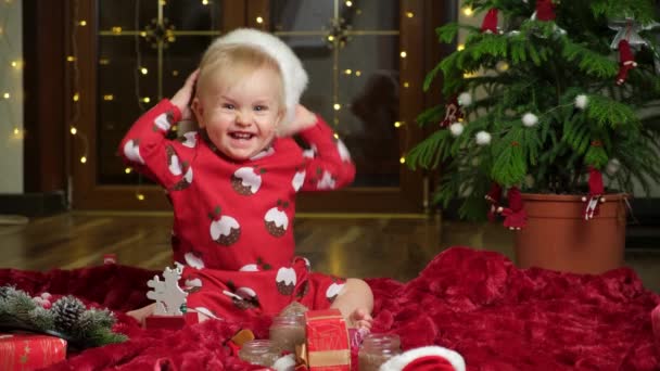 Noel Kıyafetleri Içinde Bir Yaşındaki Güzel Bir Kız Noel Baba — Stok video