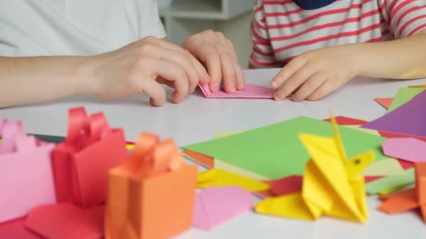 Moeder Zoon Maken Ambachten Van Papier Origami Maken Dierlijke Beeldjes — Stockvideo