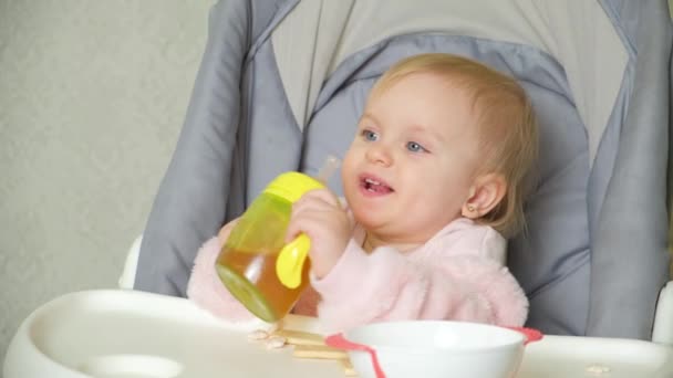 Una Linda Chica Año Bebe Compota Una Botella Con Chupete — Vídeos de Stock