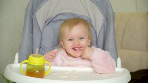 Una Dolce Bambina Anno Mezzo Siede Una Sedia Allattamento Mangia — Video Stock