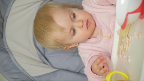 Nettes Einjähriges Blondes Mädchen Mit Blauen Augen Isst Kekse Schüttet — Stockvideo