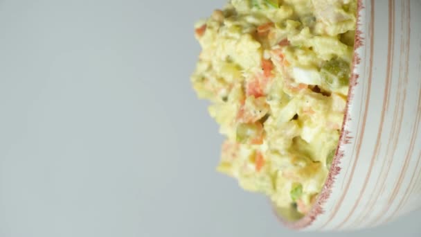 オリヴィエ ロシアサラダ マヨネーズと古典的なレシピ 信じられないほどの味 自家製レシピ — ストック動画