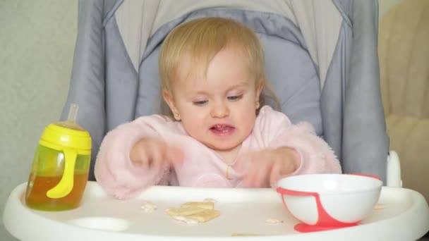 Fată Drăguță Stă Într Scaun Înalt Aplaudând Mâinile Mâncând Prăjituri — Videoclip de stoc
