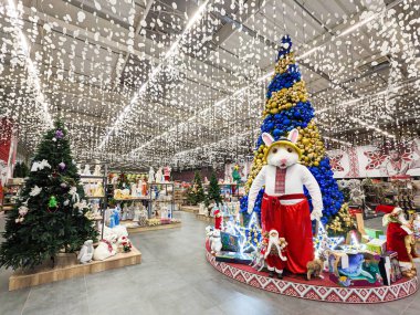 The symbol of 2023 is a large hare near the Christmas tree in the supermarket
