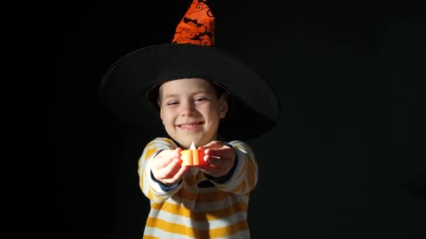 Lykkelig Halloweenbarn Som Leker Med Glødende Gresskarlys Svart Bakgrunn – stockvideo