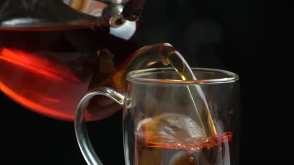 Ceaiul Negru Din Ceainic Este Turnat Într Ceașcă Sticlă Fund — Videoclip de stoc