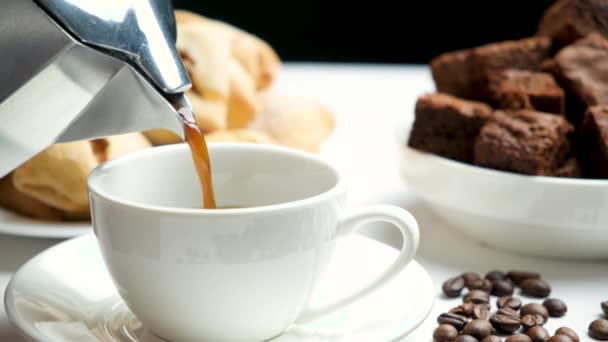 Process Pouring Coffee Geyser Moka Coffee Maker White Cup — Vídeo de stock
