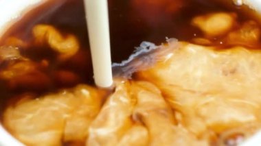 Kahveye krema dökülür, kremalı kahve yapılır, kapuçino yapılır. Süt kremasını kahveye katıyorum, makro.