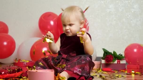 Een Lief Klein Meisje Speelt Lovertjes Confetti Valentijnsdag — Stockvideo