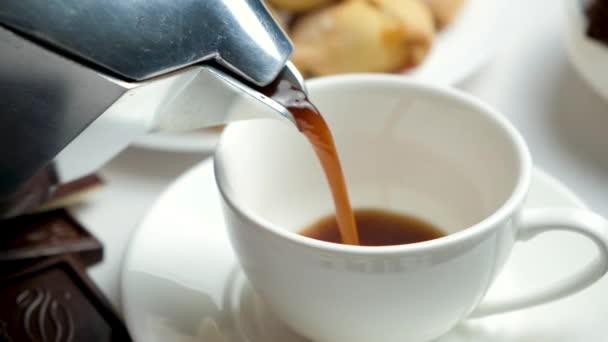 Process Pouring Coffee Geyser Moka Coffee Maker White Cup — Stock videók