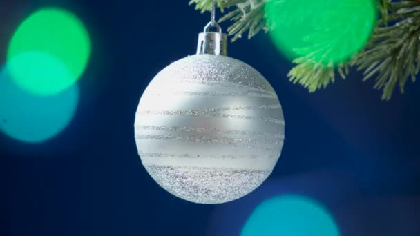 Shiny Gray Ball Christmas Tree Dark Blue Background Garland Lights — Vídeos de Stock