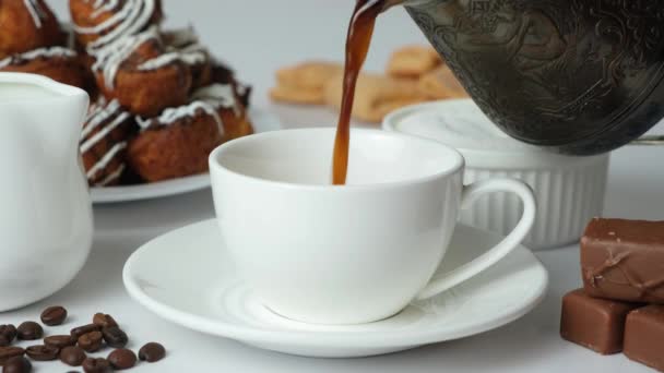 Processo Versare Caffè Una Tazza Una Caffettiera Greca Araba Armena — Video Stock
