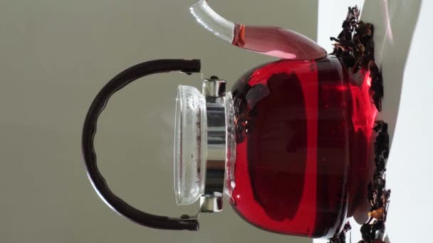 Chá Hibisco Vermelho Das Pétalas Rosa Sudanesa Fabricado Bule Vidro — Vídeo de Stock