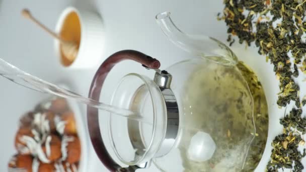 Приготування Китайського Зеленого Чаю Киплячу Воду Наливають Скляний Чайник — стокове відео