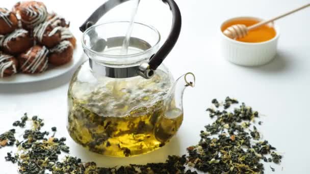 中国の緑茶の準備 沸騰した水はガラスケトルに注ぎます — ストック動画
