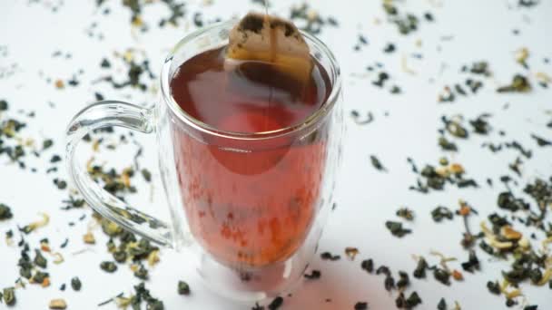 Przygotowanie Herbatki Szklanym Kubku Podwójnym Dnem Korzyści Szkody Herbaty Torebki — Wideo stockowe