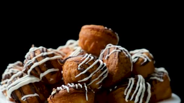 Pequeños Cupcakes Con Cacao Chocolate Blanco Leche Con Crema Sobre — Vídeos de Stock