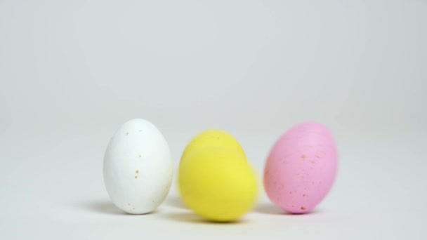 イースターウズラチョコレートの卵は白い背景の間ですぐに転がります イースターセール — ストック動画