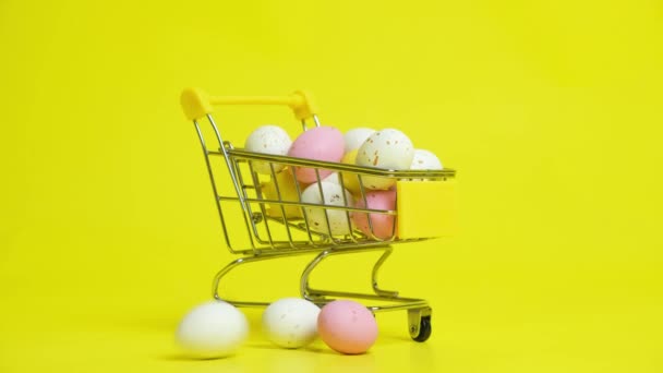 Sprzedaż Zakupy Wielkanocne Czekoladowe Jajka Koszyku Żółtym Tle — Wideo stockowe