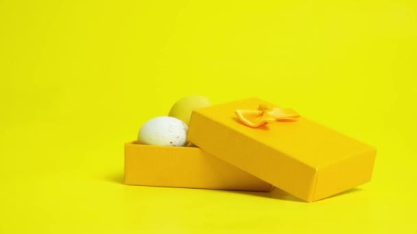Пасхальная Продажа Шоппинг Яйца Наливают Желтую Подарочную Коробку — стоковое видео