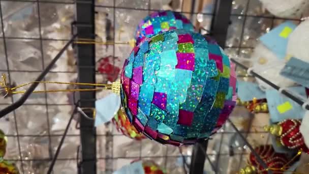 在圣诞树的装饰中 漂亮的闪亮的蓝色粉红球在商店里旋转着 — 图库视频影像