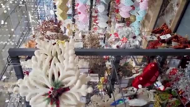 商店里圣诞节和新年的房子和树的装饰 货架上有很多闪闪发光的球 — 图库视频影像