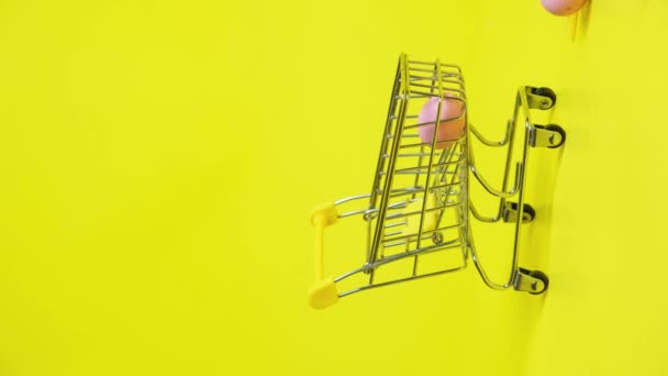 Easter Sale Yellow Pink White Painted Eggs Fall Shopping Cart — Vídeo de Stock