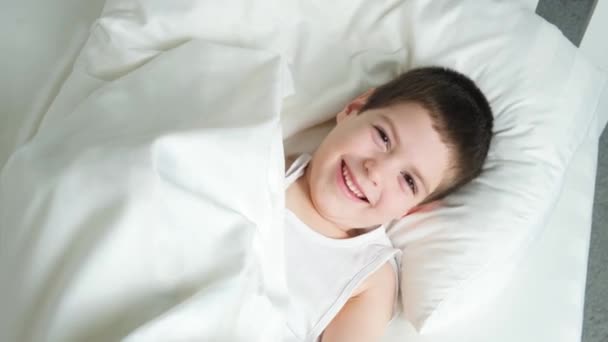 Ein Vorschulkind Spielt Bett Schaut Unter Einer Decke Hervor Zeigt — Stockvideo