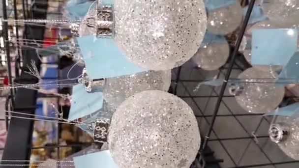 许多白色闪亮的球装饰圣诞树 — 图库视频影像