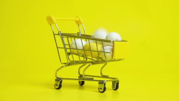 Easter Sale Yellow White Painted Eggs Fall Shopping Cart — Vídeo de Stock