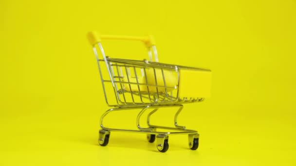 Easter Sale Yellow Painted Eggs Fall Shopping Cart — Stock videók