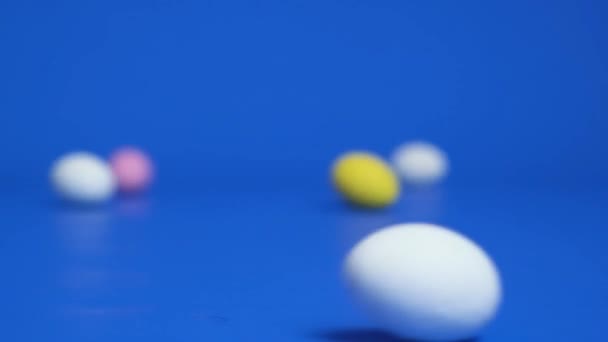 Ouăle Ciocolată Prepeliță Rostogolesc Rapid Fundalul Albastru Easter Sale — Videoclip de stoc
