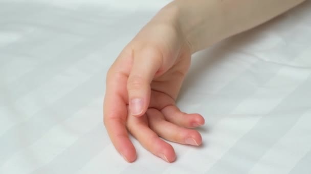 Ternura Suavidade Roupa Cama Cetim Listra Uma Mulher Passa Mão — Vídeo de Stock